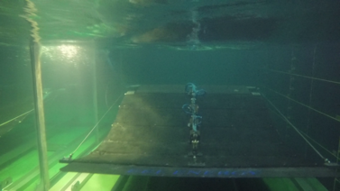 Vue sous-marine de l'hydrolienne à membrane ondulante en fonctionnement